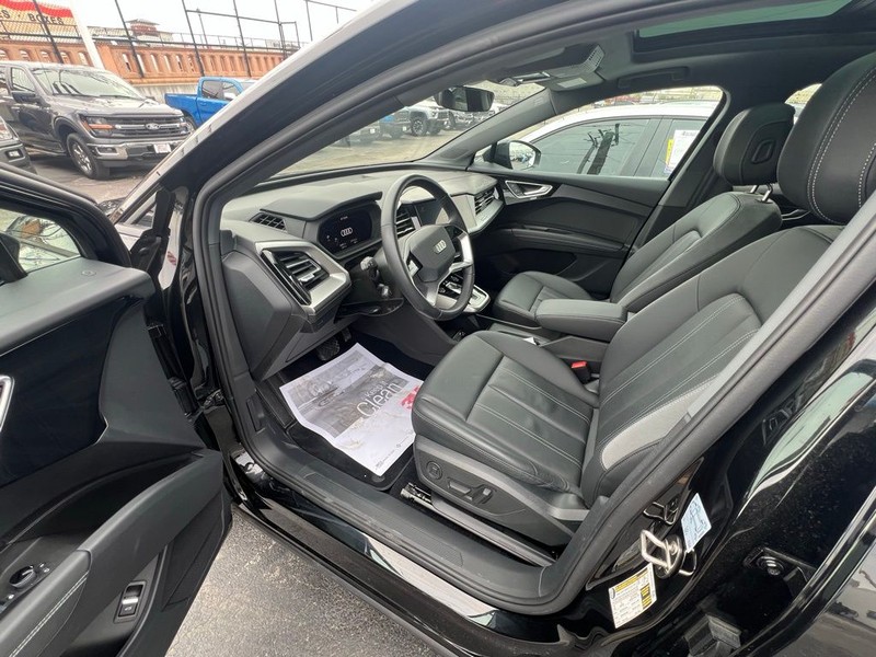 Audi Q4 Sportback e-tron Vehicle Full-screen Gallery Image 7