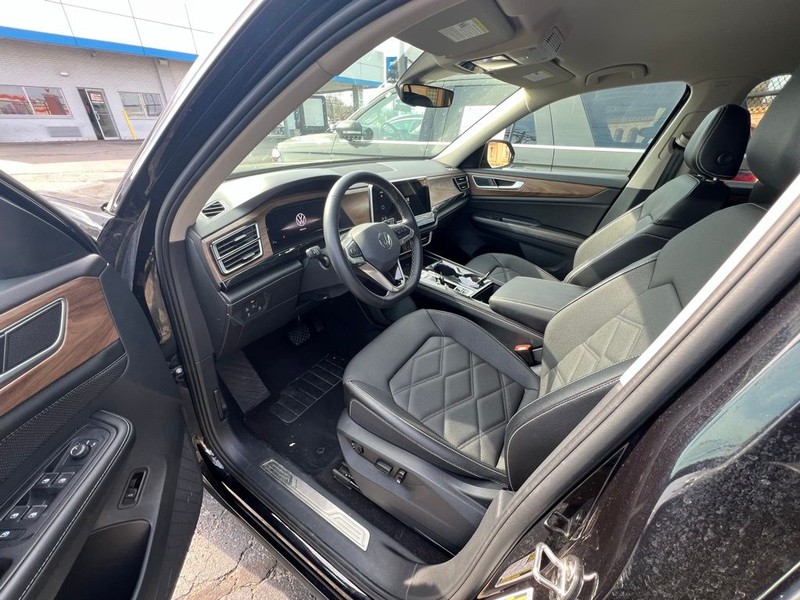 Volkswagen Atlas Vehicle Full-screen Gallery Image 7