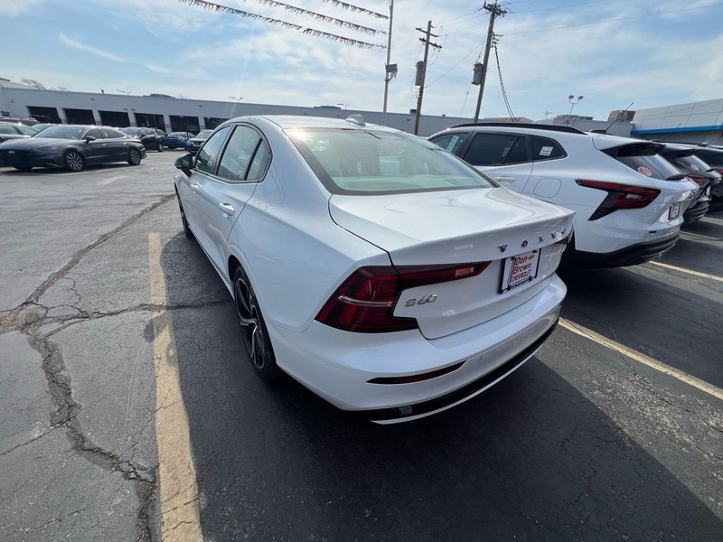 Volvo S60 Vehicle Full-screen Gallery Image 4