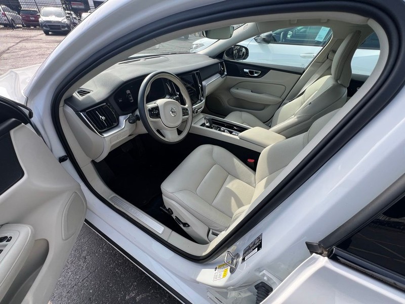 Volvo S60 Vehicle Full-screen Gallery Image 7