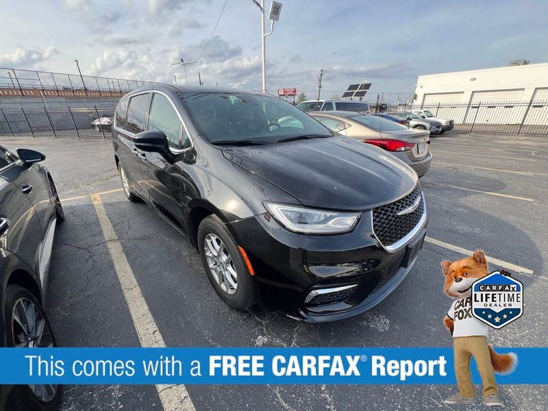 Chrysler Pacifica Vehicle Full-screen Gallery Image 3