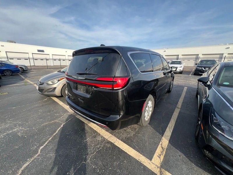 Chrysler Pacifica Vehicle Full-screen Gallery Image 6