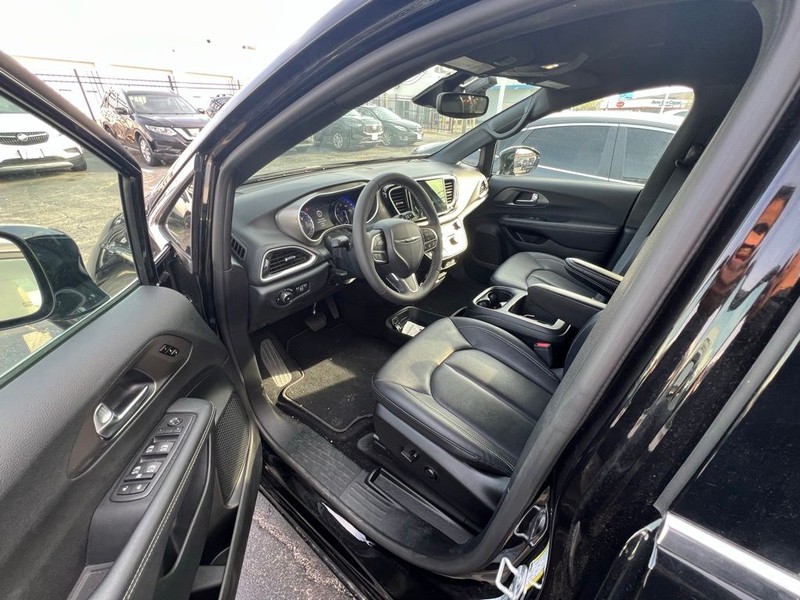 Chrysler Pacifica Vehicle Full-screen Gallery Image 7