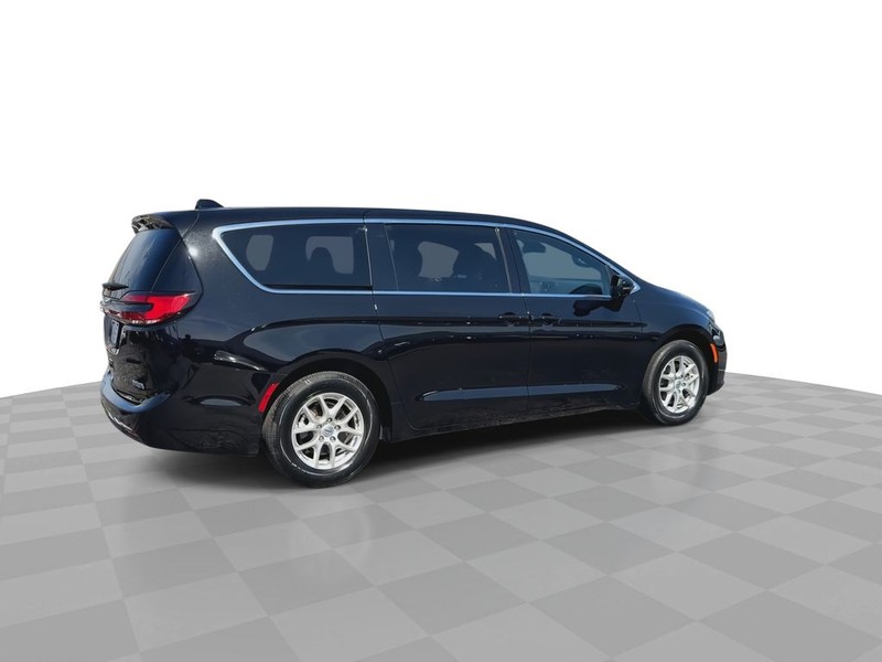 Chrysler Pacifica Vehicle Full-screen Gallery Image 13