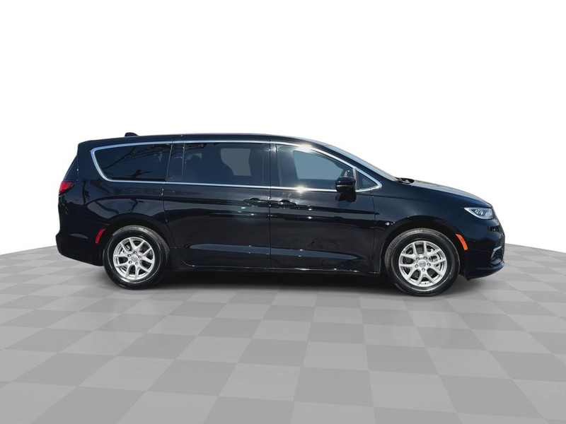 Chrysler Pacifica Vehicle Full-screen Gallery Image 14