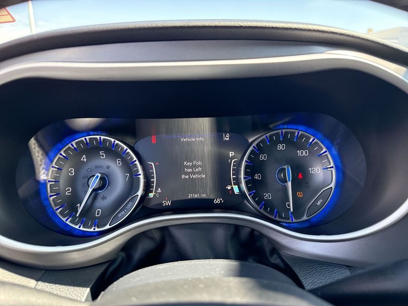 Chrysler Pacifica Vehicle Full-screen Gallery Image 18