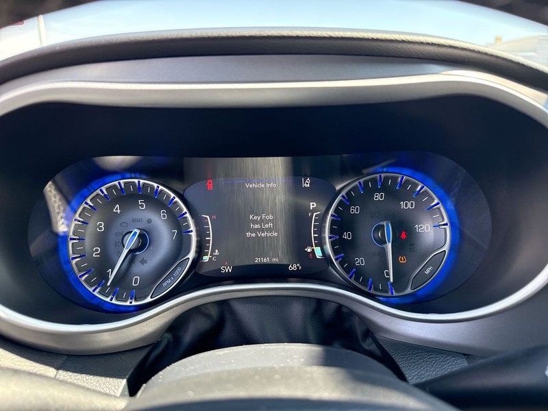 Chrysler Pacifica Vehicle Full-screen Gallery Image 19
