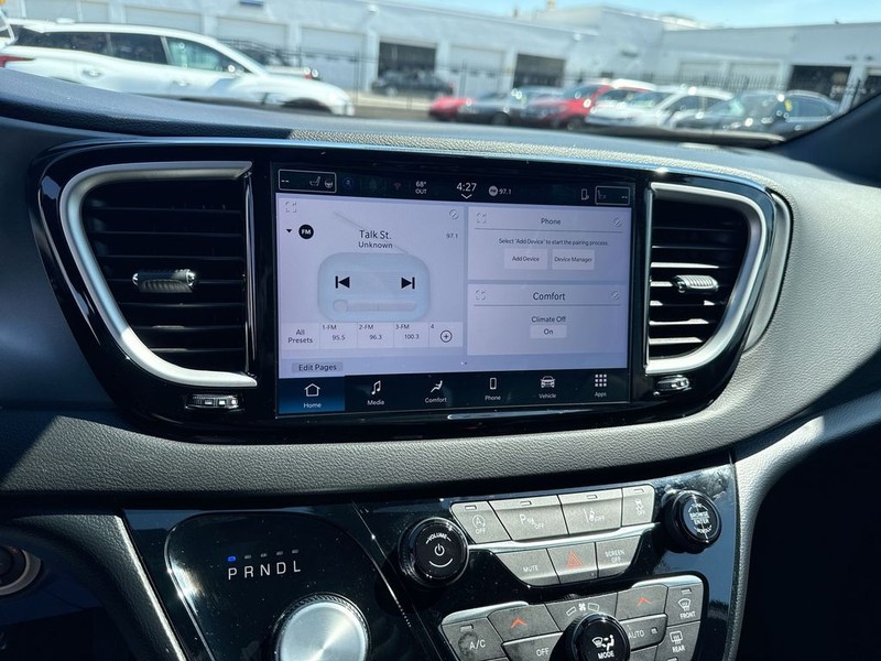 Chrysler Pacifica Vehicle Full-screen Gallery Image 20
