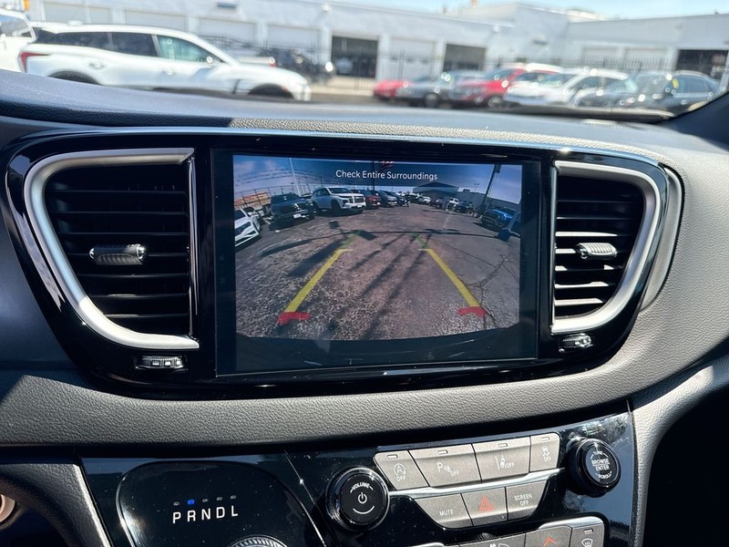 Chrysler Pacifica Vehicle Full-screen Gallery Image 21