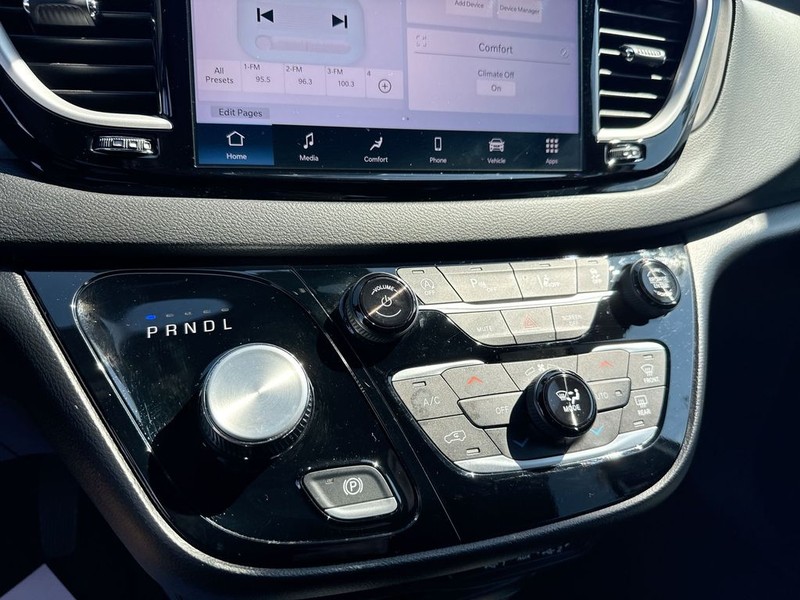 Chrysler Pacifica Vehicle Full-screen Gallery Image 24