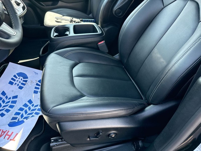 Chrysler Pacifica Vehicle Full-screen Gallery Image 26