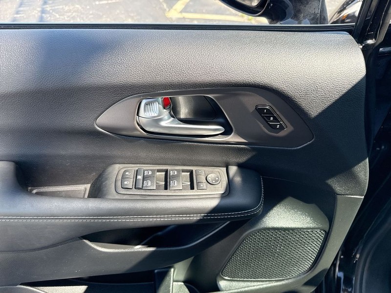 Chrysler Pacifica Vehicle Full-screen Gallery Image 28