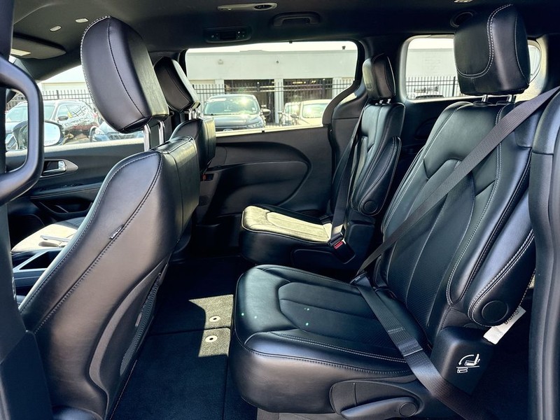 Chrysler Pacifica Vehicle Full-screen Gallery Image 30