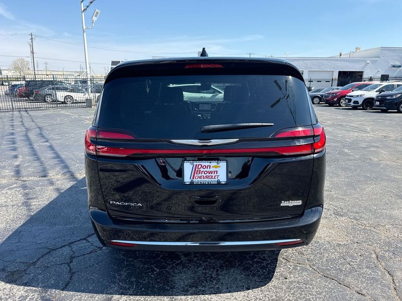 Chrysler Pacifica Vehicle Full-screen Gallery Image 31