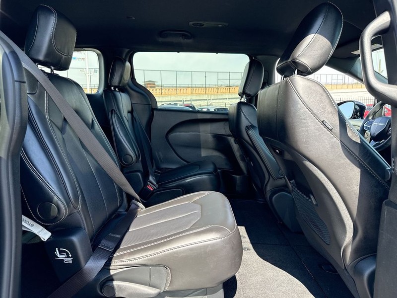 Chrysler Pacifica Vehicle Full-screen Gallery Image 32