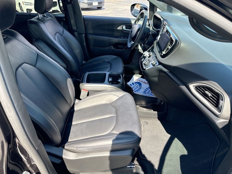 Chrysler Pacifica Vehicle Full-screen Gallery Image 33