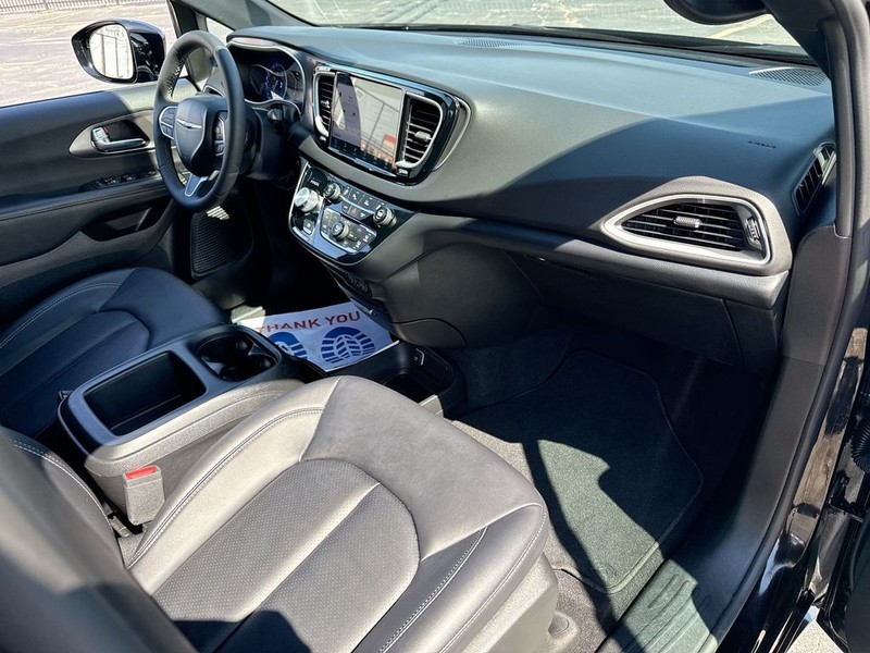 Chrysler Pacifica Vehicle Full-screen Gallery Image 34