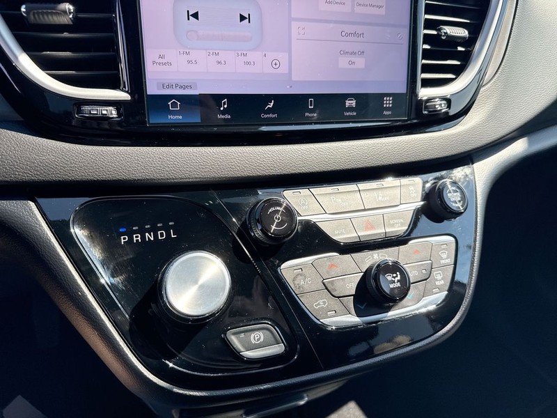 Chrysler Pacifica Vehicle Full-screen Gallery Image 40