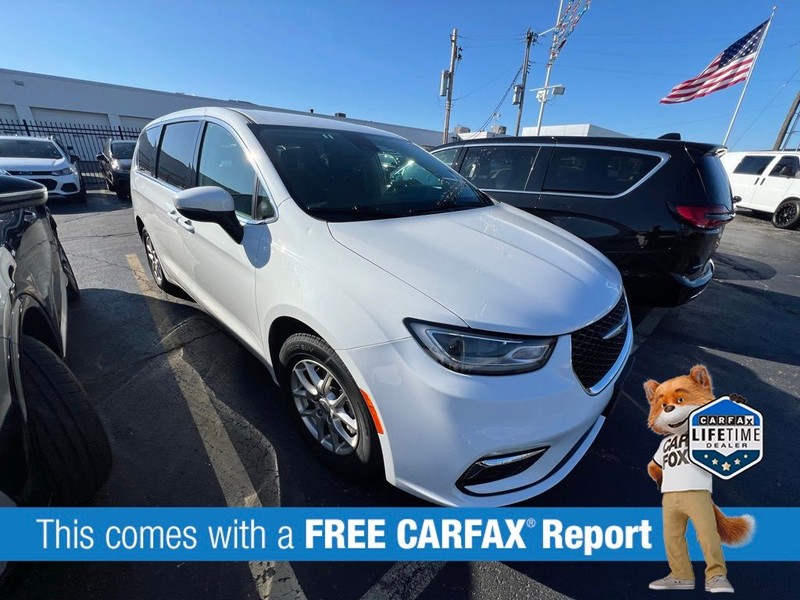 Chrysler Pacifica Vehicle Full-screen Gallery Image 3