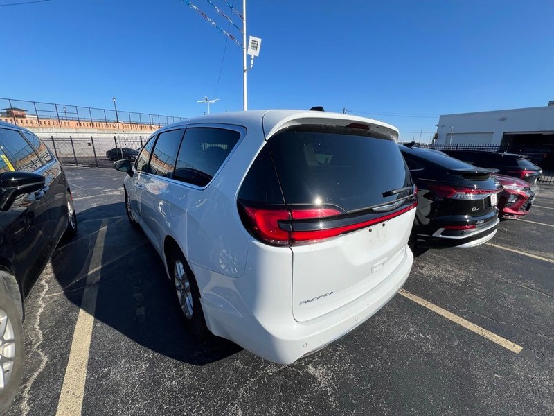 Chrysler Pacifica Vehicle Full-screen Gallery Image 4