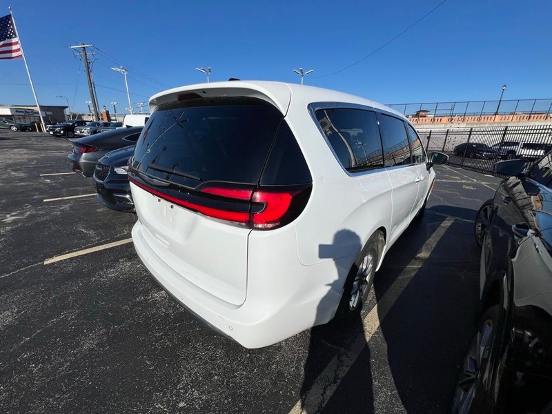 Chrysler Pacifica Vehicle Full-screen Gallery Image 6