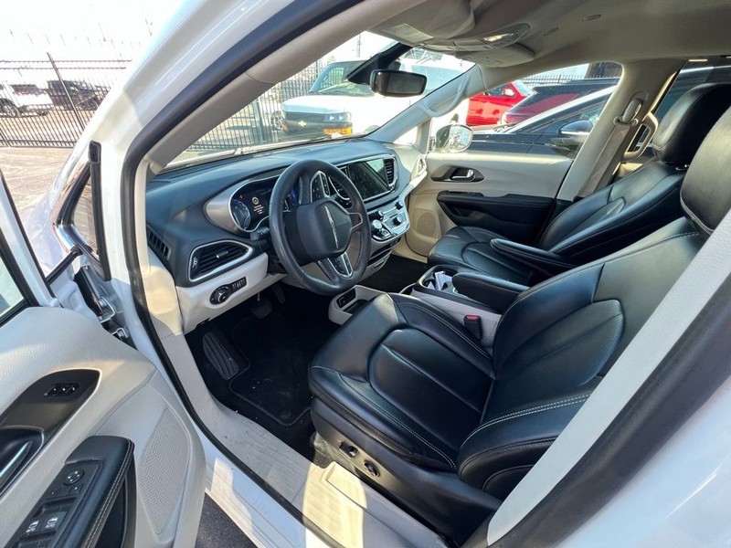 Chrysler Pacifica Vehicle Full-screen Gallery Image 7