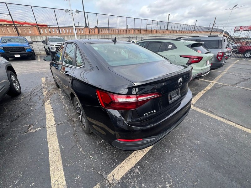 Volkswagen Jetta Vehicle Full-screen Gallery Image 4