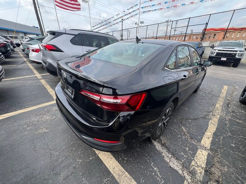 Volkswagen Jetta Vehicle Full-screen Gallery Image 6