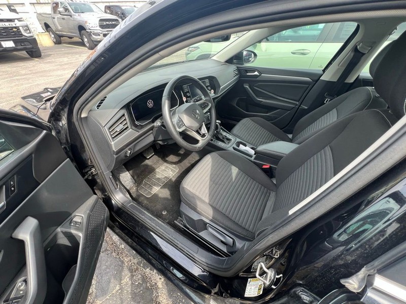 Volkswagen Jetta Vehicle Full-screen Gallery Image 7