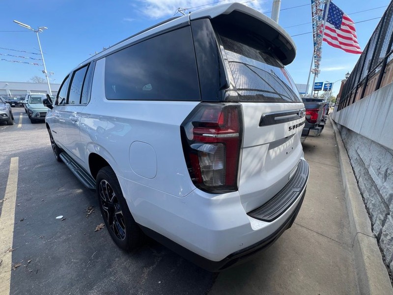 Chevrolet Suburban Vehicle Full-screen Gallery Image 03