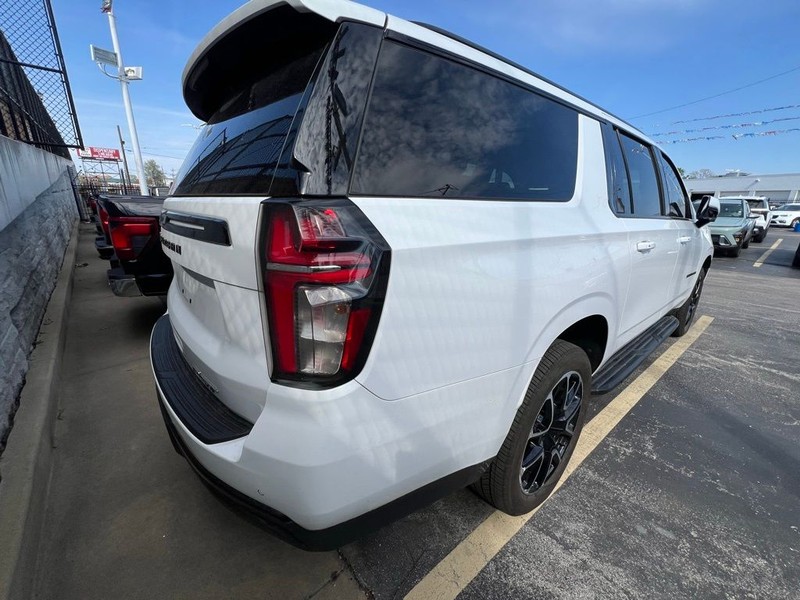 Chevrolet Suburban Vehicle Full-screen Gallery Image 04