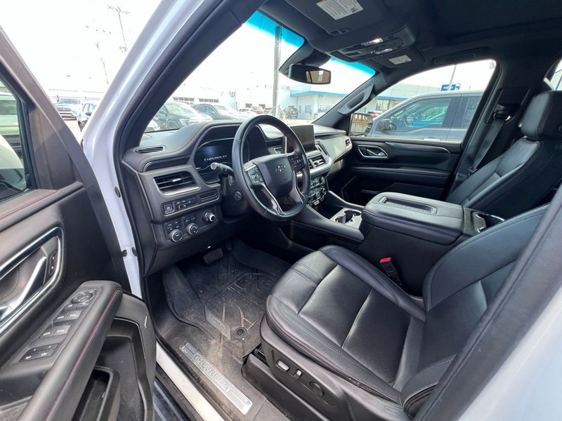 Chevrolet Suburban Vehicle Full-screen Gallery Image 05