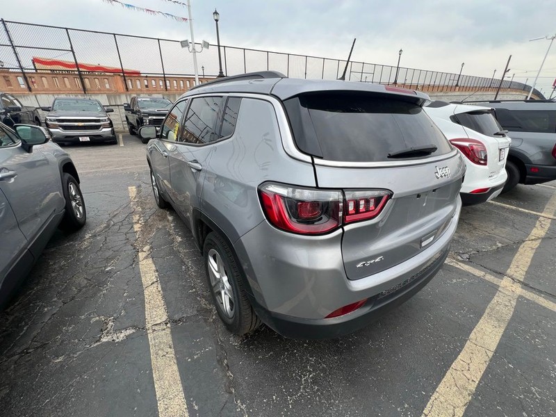 Jeep Compass Vehicle Full-screen Gallery Image 4