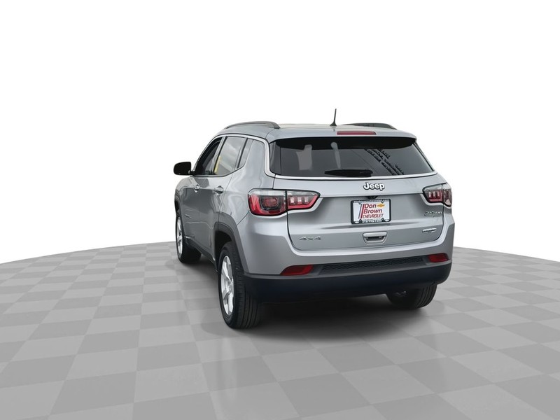 Jeep Compass Vehicle Full-screen Gallery Image 11