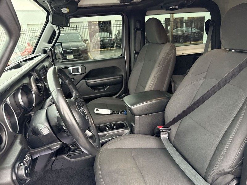 Jeep Wrangler Vehicle Full-screen Gallery Image 17