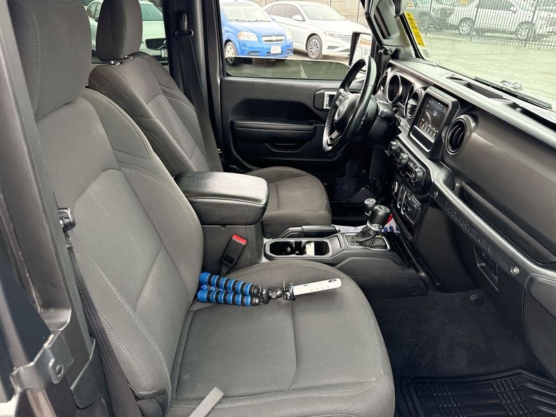 Jeep Wrangler Vehicle Full-screen Gallery Image 18