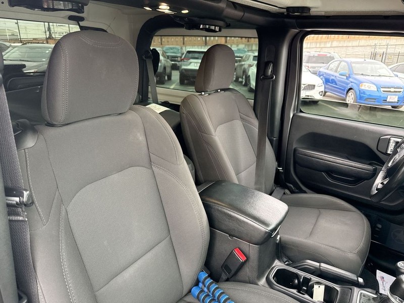 Jeep Wrangler Vehicle Full-screen Gallery Image 19