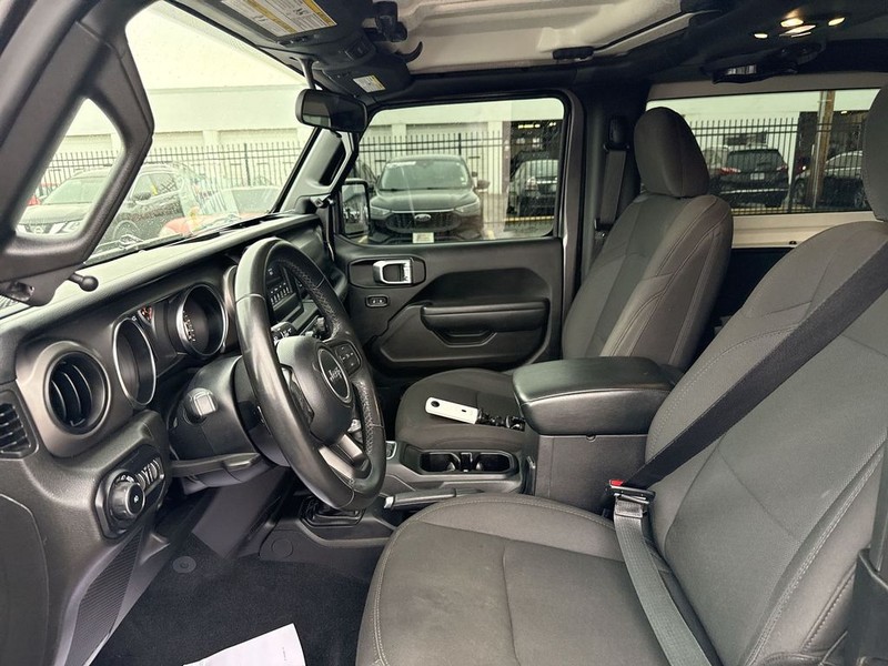 Jeep Wrangler Vehicle Full-screen Gallery Image 22