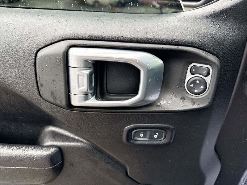 Jeep Wrangler Vehicle Full-screen Gallery Image 35