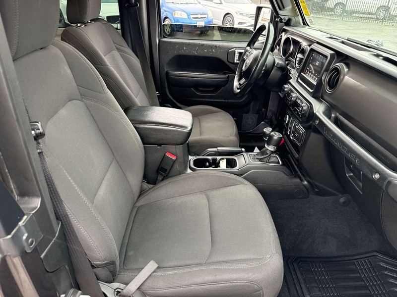 Jeep Wrangler Vehicle Full-screen Gallery Image 37