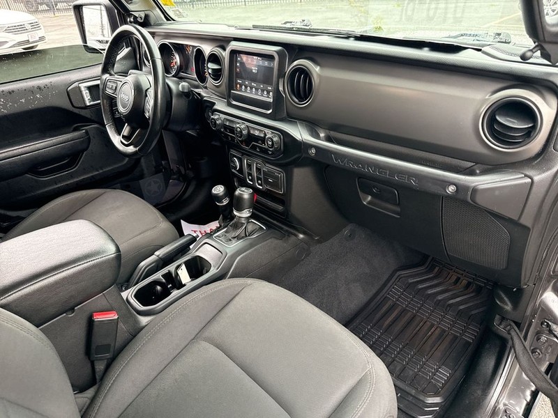 Jeep Wrangler Vehicle Full-screen Gallery Image 38