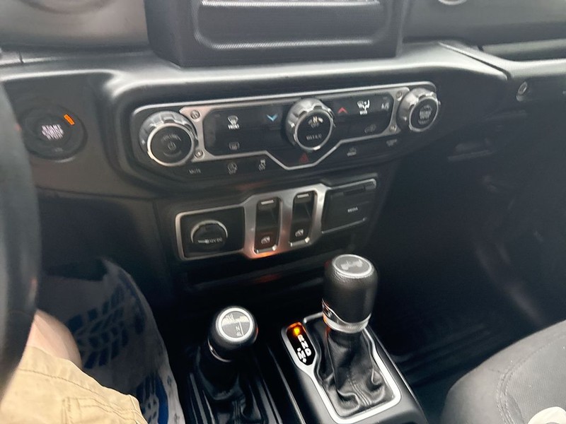 Jeep Wrangler Vehicle Full-screen Gallery Image 44