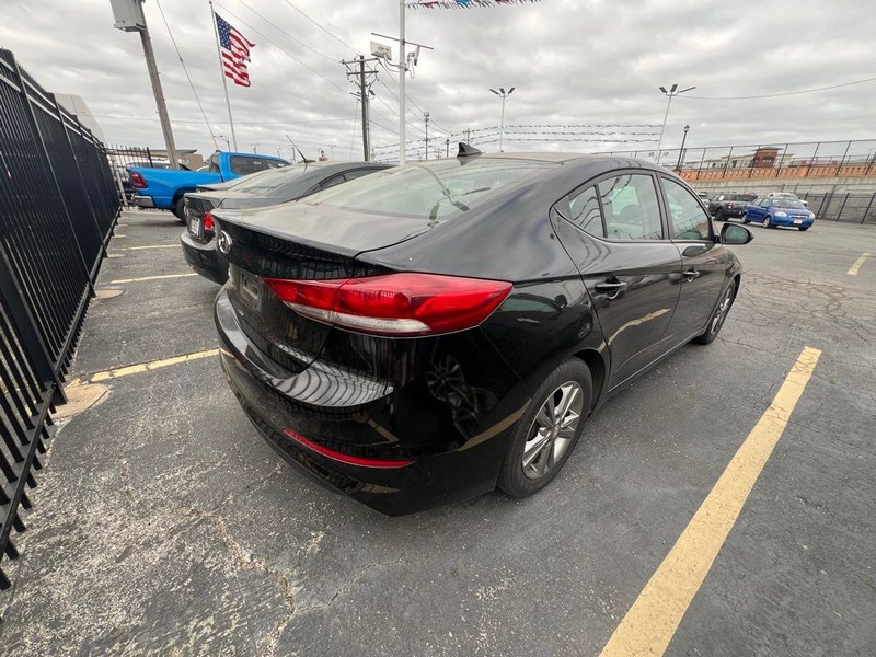 Hyundai Elantra Vehicle Full-screen Gallery Image 6