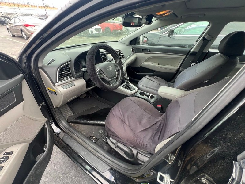 Hyundai Elantra Vehicle Full-screen Gallery Image 7