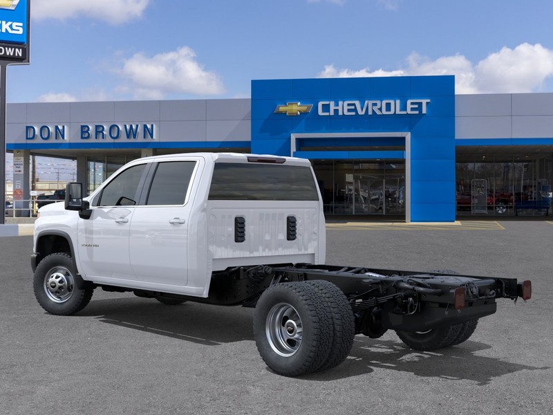 Chevrolet Silverado 3500 HD Chassis Cab Vehicle Full-screen Gallery Image 3