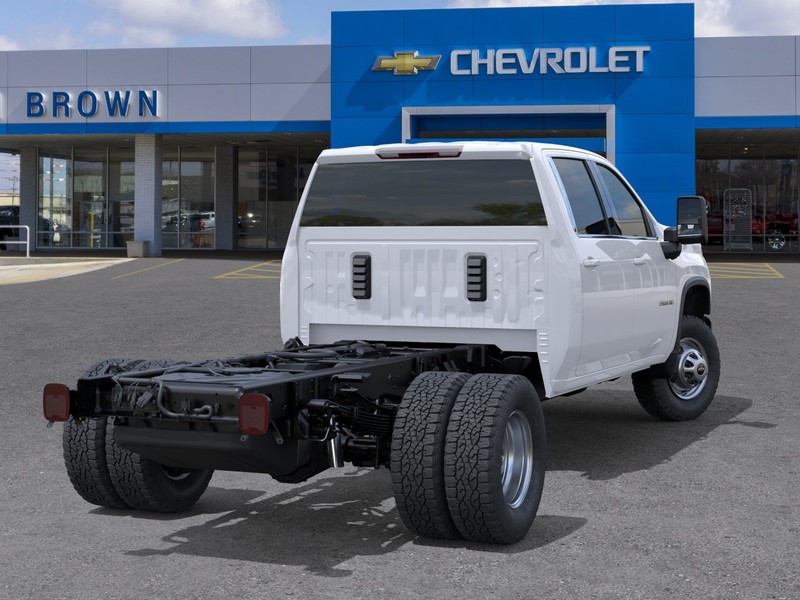 Chevrolet Silverado 3500 HD Chassis Cab Vehicle Full-screen Gallery Image 4