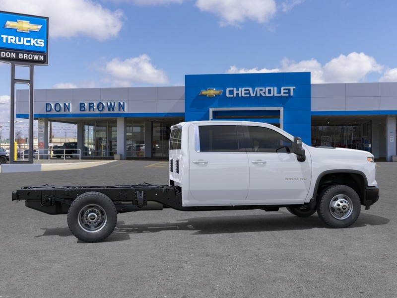 Chevrolet Silverado 3500 HD Chassis Cab Vehicle Full-screen Gallery Image 5