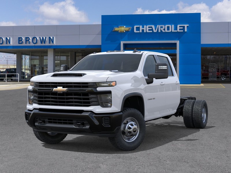 Chevrolet Silverado 3500 HD Chassis Cab Vehicle Full-screen Gallery Image 6