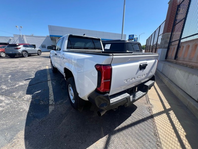 Toyota Tacoma Vehicle Full-screen Gallery Image 4