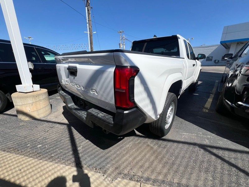 Toyota Tacoma Vehicle Full-screen Gallery Image 6